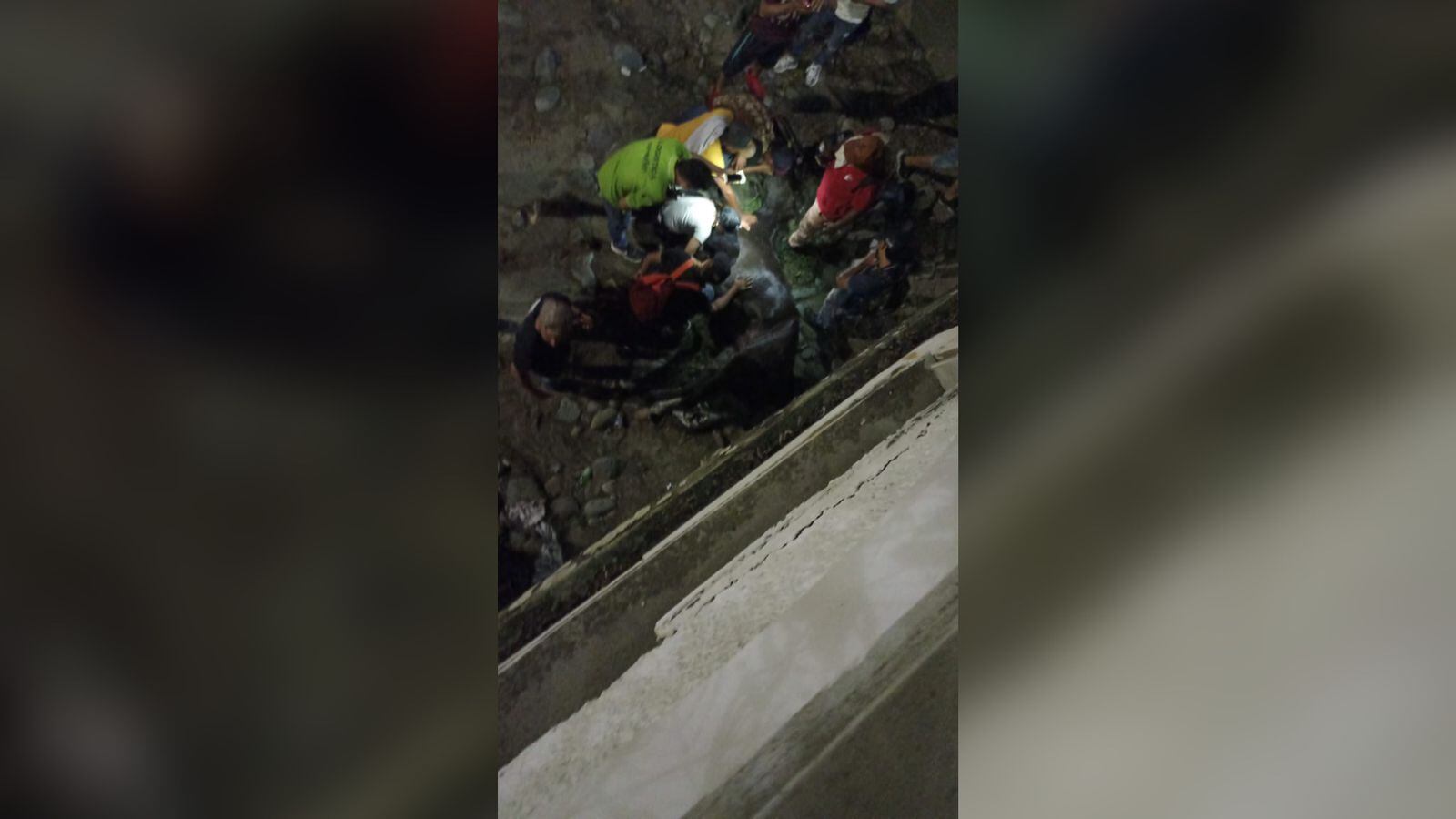 El caballo y el jinete cayeron desde un puente.