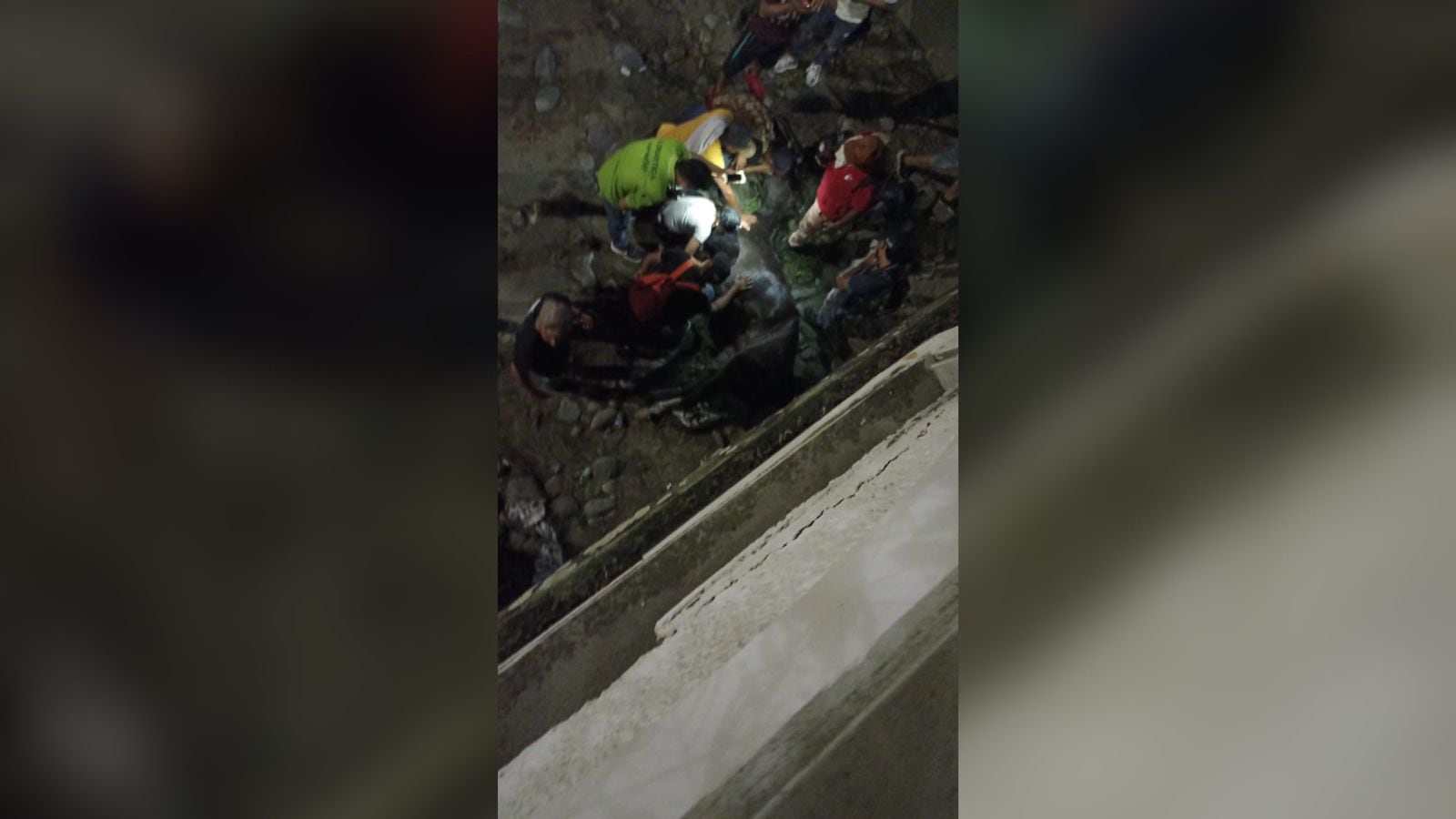 El caballo y el jinete cayeron desde un puente.