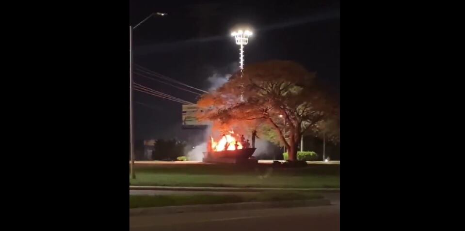 Desconocidos le prendieron fuego al monumento o La Piragua.