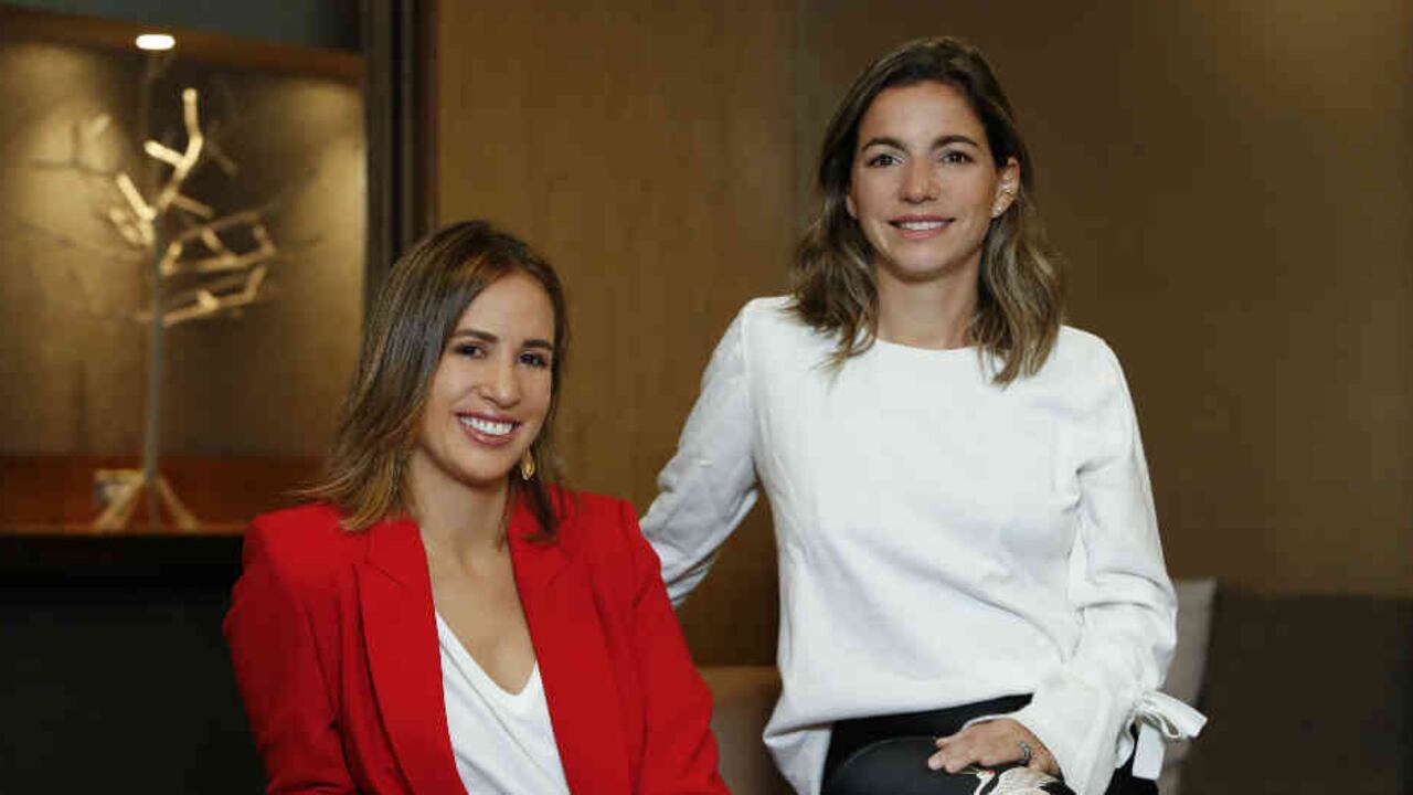 Renata Peñalosa (der.) y María Palau, socias fundadoras del emprendimiento Trópico Creative Lab..