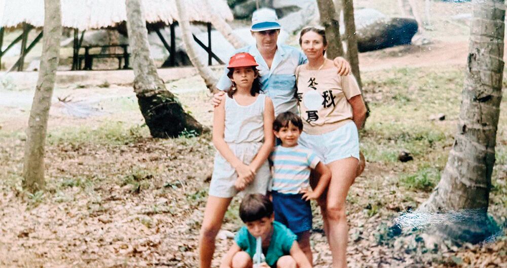  De sus padres, ambos fallecidos, destaca la formación en valores que recibió, al igual que la de su carácter. Le enseñaron, dice, que las cosas en la vida no son regaladas. Hay que trabajarlas. “Los papás nos pueden dar esos valores a través del ejemplo”, agrega. 