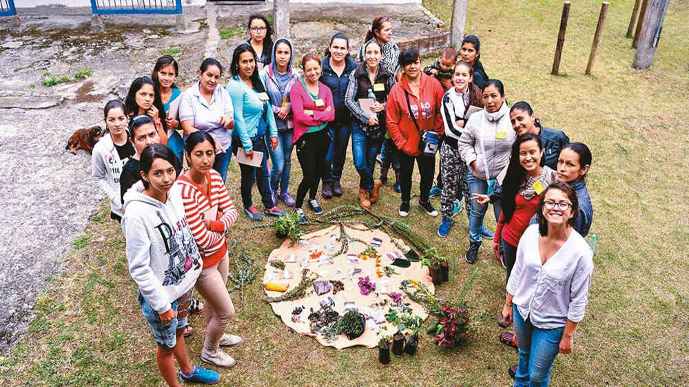 Karla Casasola (primera de derecha a izquierda) en un taller de género en Santuario, Risaralda.
