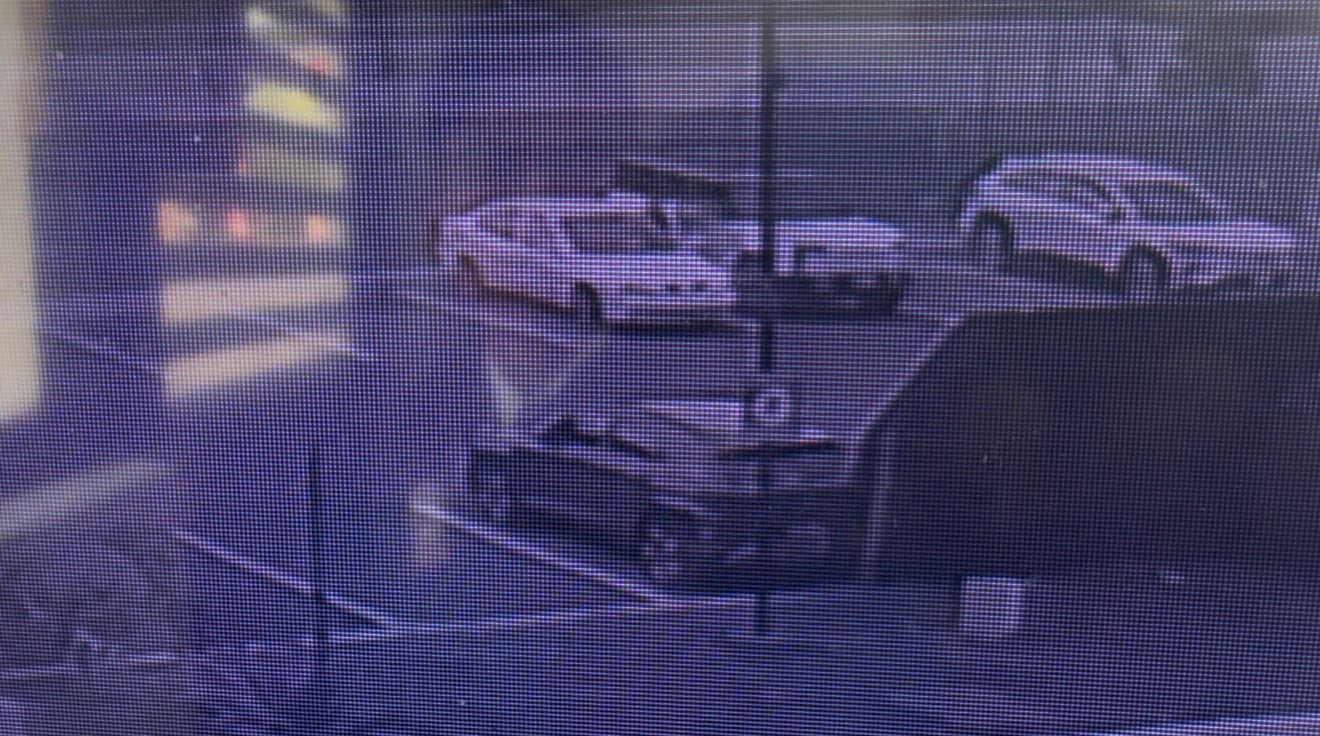 Momento exacto en que los presuntos ladrones rompen el vidrio de un vehículo en el norte de Bogotá.