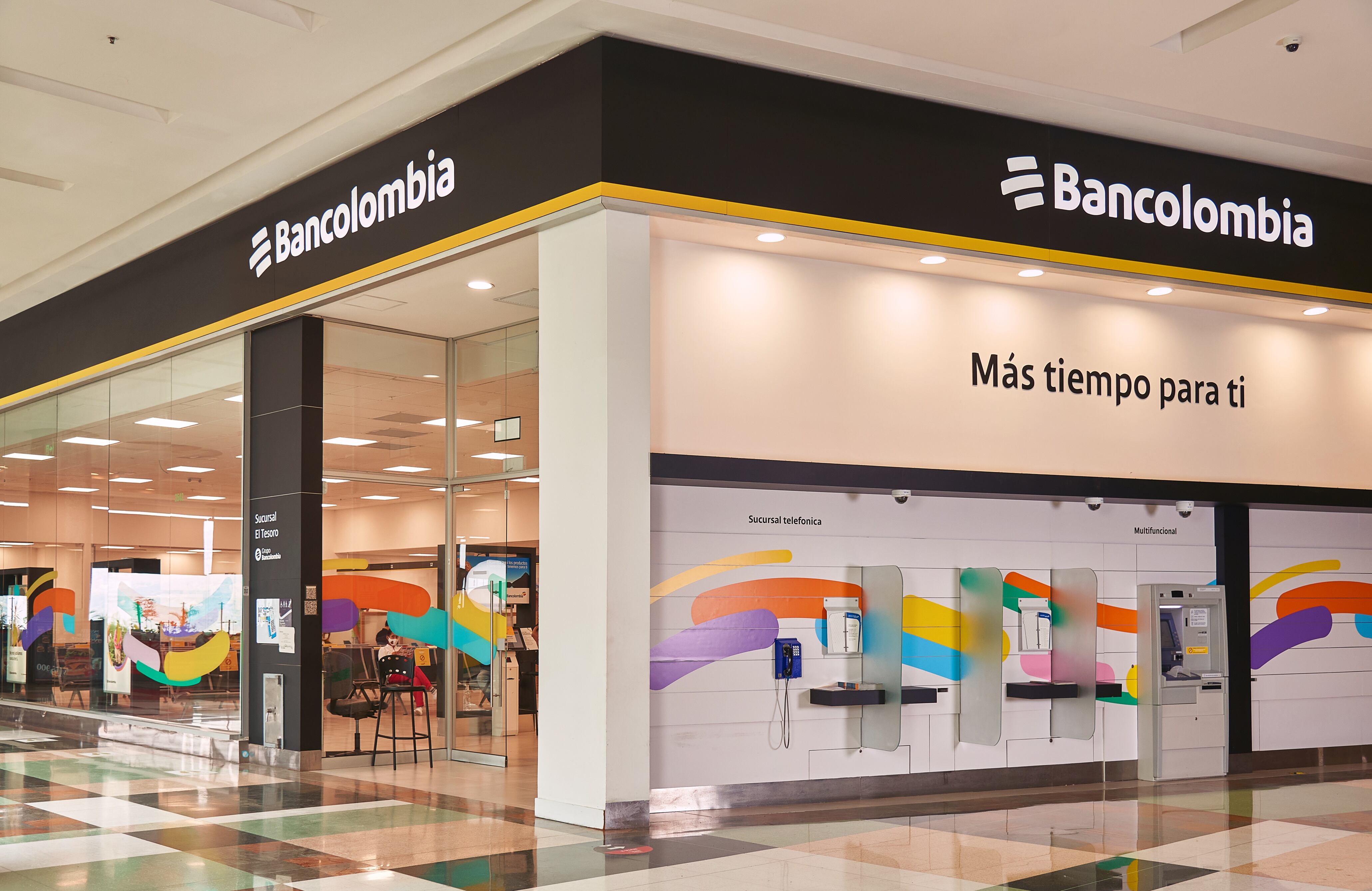 En 1975 el entonces Banco de Colombia instaló el primer cajero electrónico en Medellín.