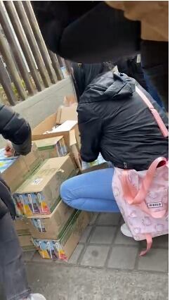 Entrega de refrigerios para la marcha a funcionarios de Colpensiones.