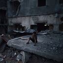 Un niño cierra los ojos mientras juega al escondite al anochecer en un vecindario gravemente dañado por los ataques aéreos durante una guerra de 11 días entre los gobernantes de Hamas de Gaza e Israel, el lunes 31 de mayo de 2021 en Beit Hanoun, Franja de Gaza. (Foto AP / Felipe Dana)