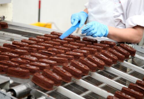 Sus productos se encuentran en tiendas de barrio, supermercados, colegios y estaciones de transporte por todo Colombia.