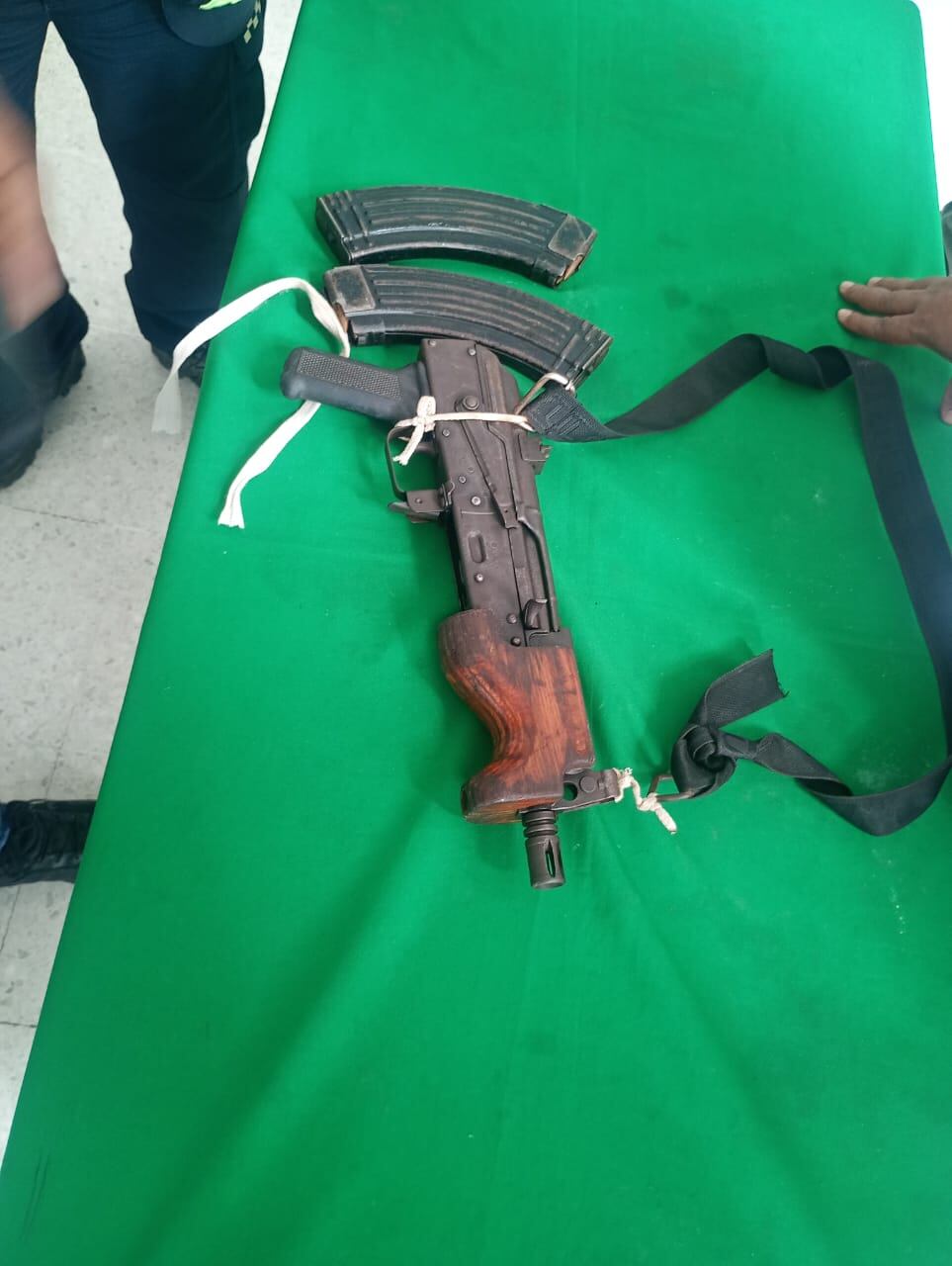Fusil decomisado por la Policía.
