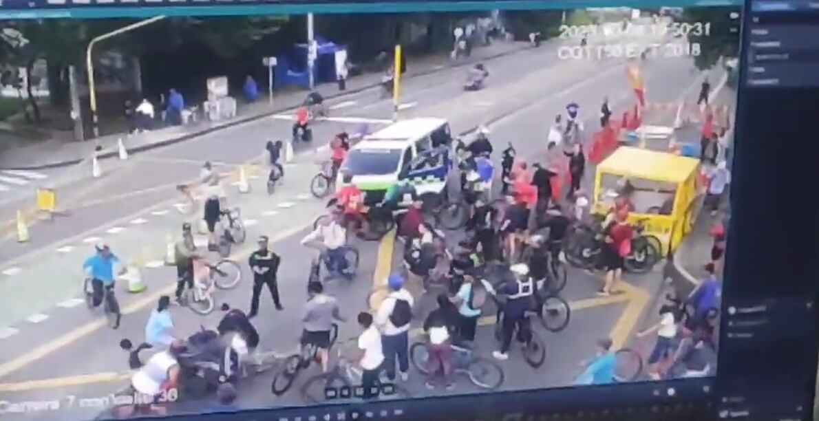 Los ciudadanos trataron de interceder por el funcionario.