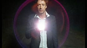La serie documental será un retrato íntimo que revela las zonas más silenciosas y humanas del músico, permitiendo descubrir al hombre detrás del artista.
