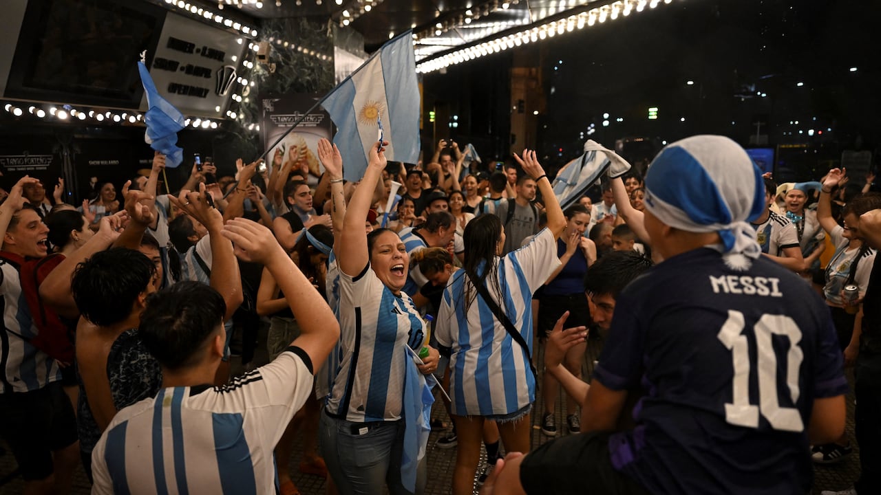 Los hinchas argentinos viven con pasión la clasificación a semifinal de su selección. Foto: AFP.