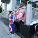 La doliente Eissa Saddozai (L) y Aidan Osadchuk colocan una bandera canadiense en los escalones de la Alta Comisión Británica después de la muerte de la Reina Isabel II de Gran Bretaña el 8 de septiembre de 2022 en Ottawa, Canadá. - La reina Isabel II, la monarca con más años de servicio en la historia británica y un ícono instantáneamente reconocible para miles de millones de personas en todo el mundo, murió a los 96 años, dijo el Palacio de Buckingham. (Foto de Dave Chan / AFP)