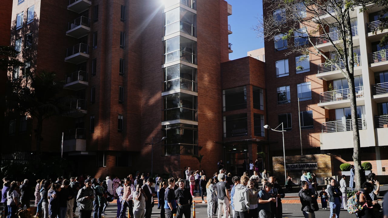 La gente se para fuera de sus casas después de que se sintiera un terremoto en Bogotá, Colombia, el lunes 10 de agosto de 2026.