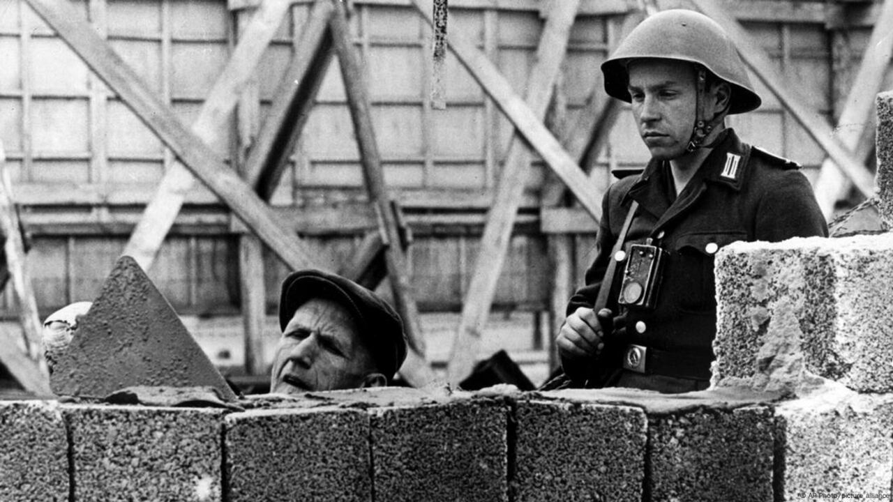 El Muro de Berlín tenía como objetivo proteger a los ciudadanos de la RDA del "Occidente decadente", según el gobierno. Aquí, un soldado de la RDA vigilando la construcción del Muro de Berlín, en 1962.