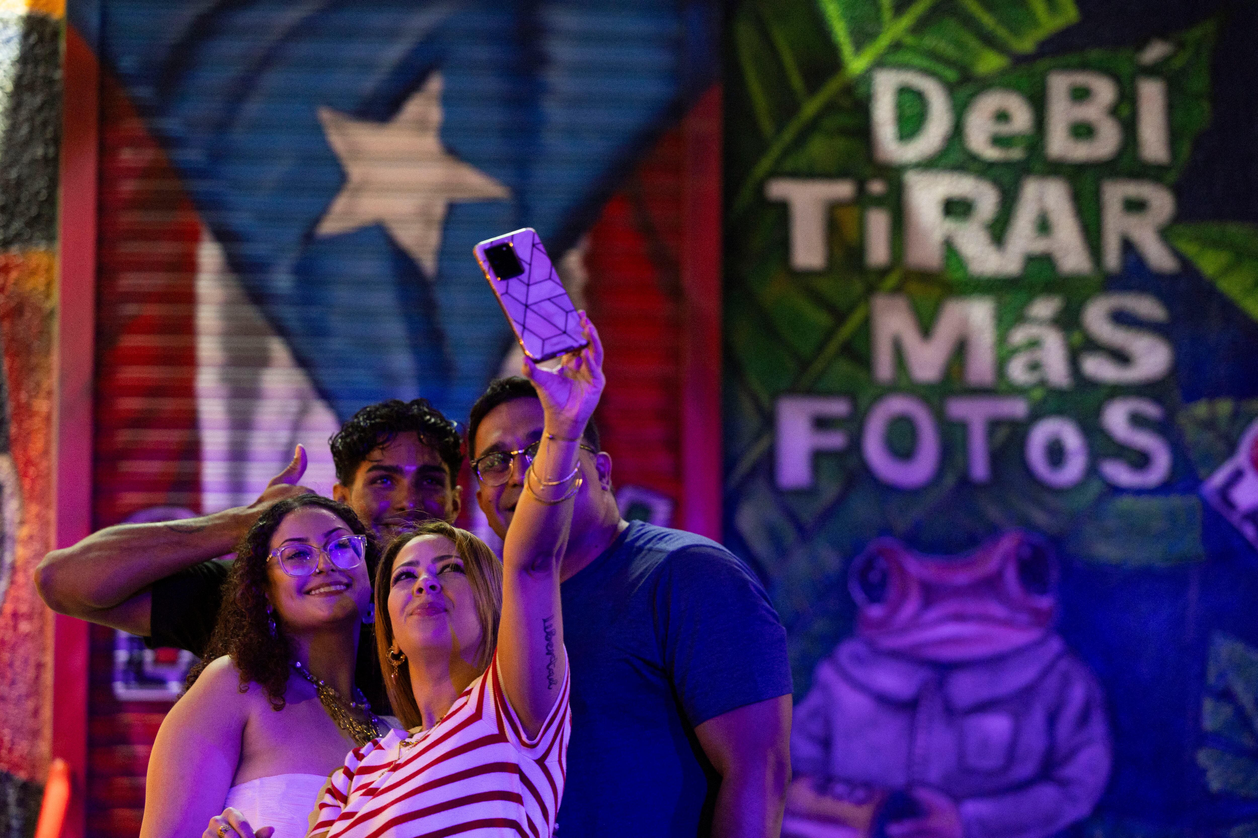 Una selfie frente al mural de La Placita de Santurce, en San Juan, Puerto Rico, el 12 de julio de 2025.
