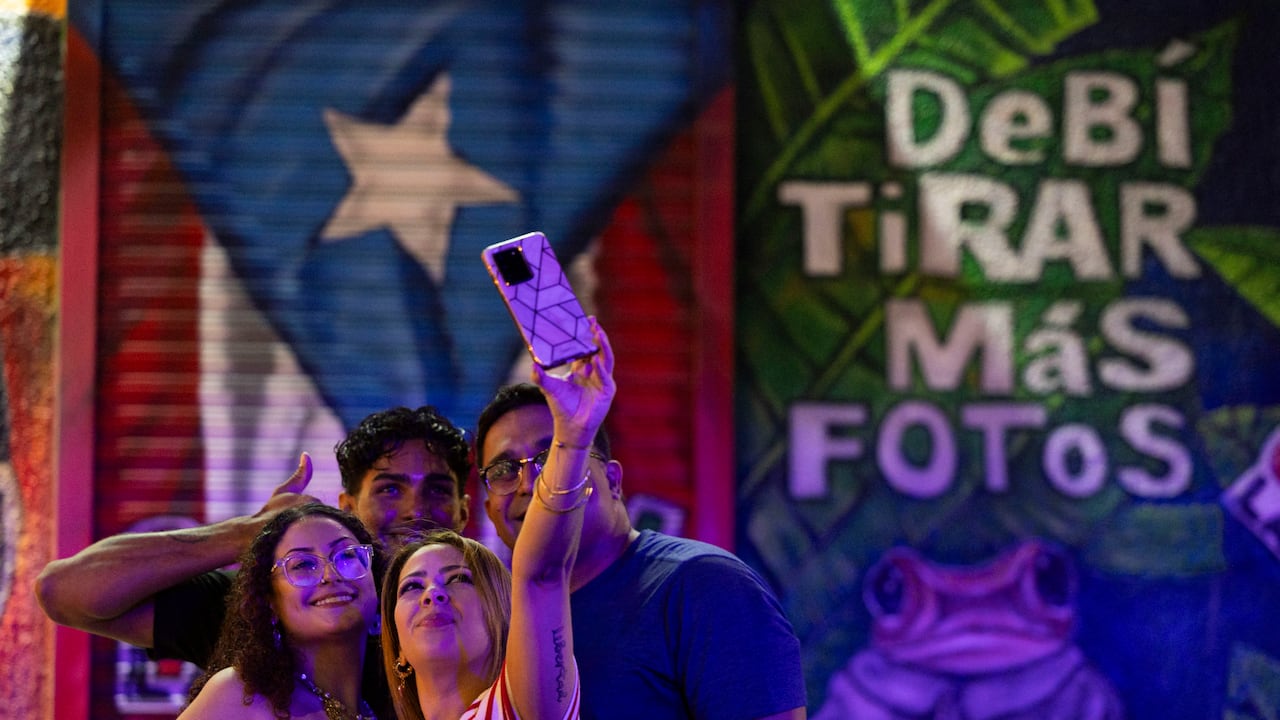 Una selfie frente al mural de La Placita de Santurce, en San Juan, Puerto Rico, el 12 de julio de 2025, es muestra del arrastre que tiene el artista.