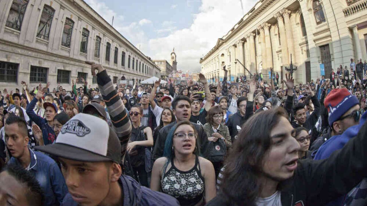 A la izquierda la fachada de la Morgue. A la derecha la fachada del Batallón de recultamiento.