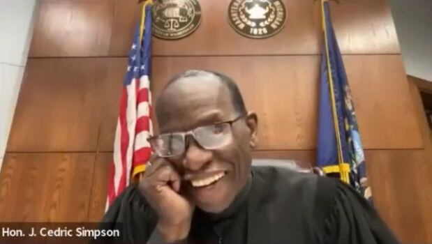 El juez no podía creer lo que estaba viendo mientras el hombre parqueaba su vehículo con la licencia suspendida