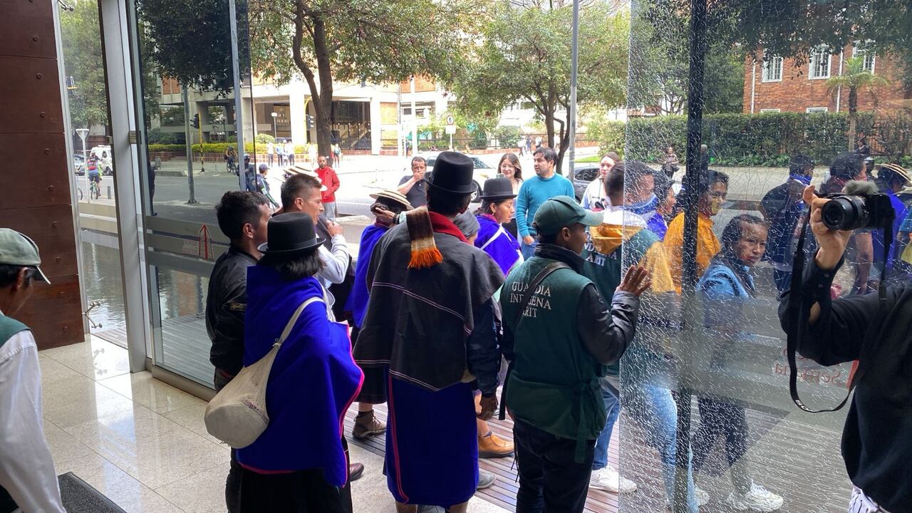 minga indígena irrumpe a la fuerza en la sede de SEMANA y destroza vidrios de sus instalaciones