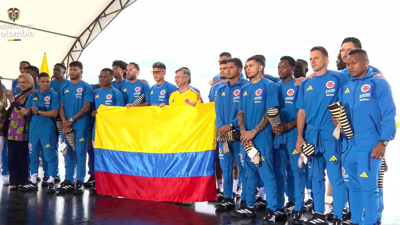Selección Colombia en la despedida junto al presidente, Gustavo Petro.