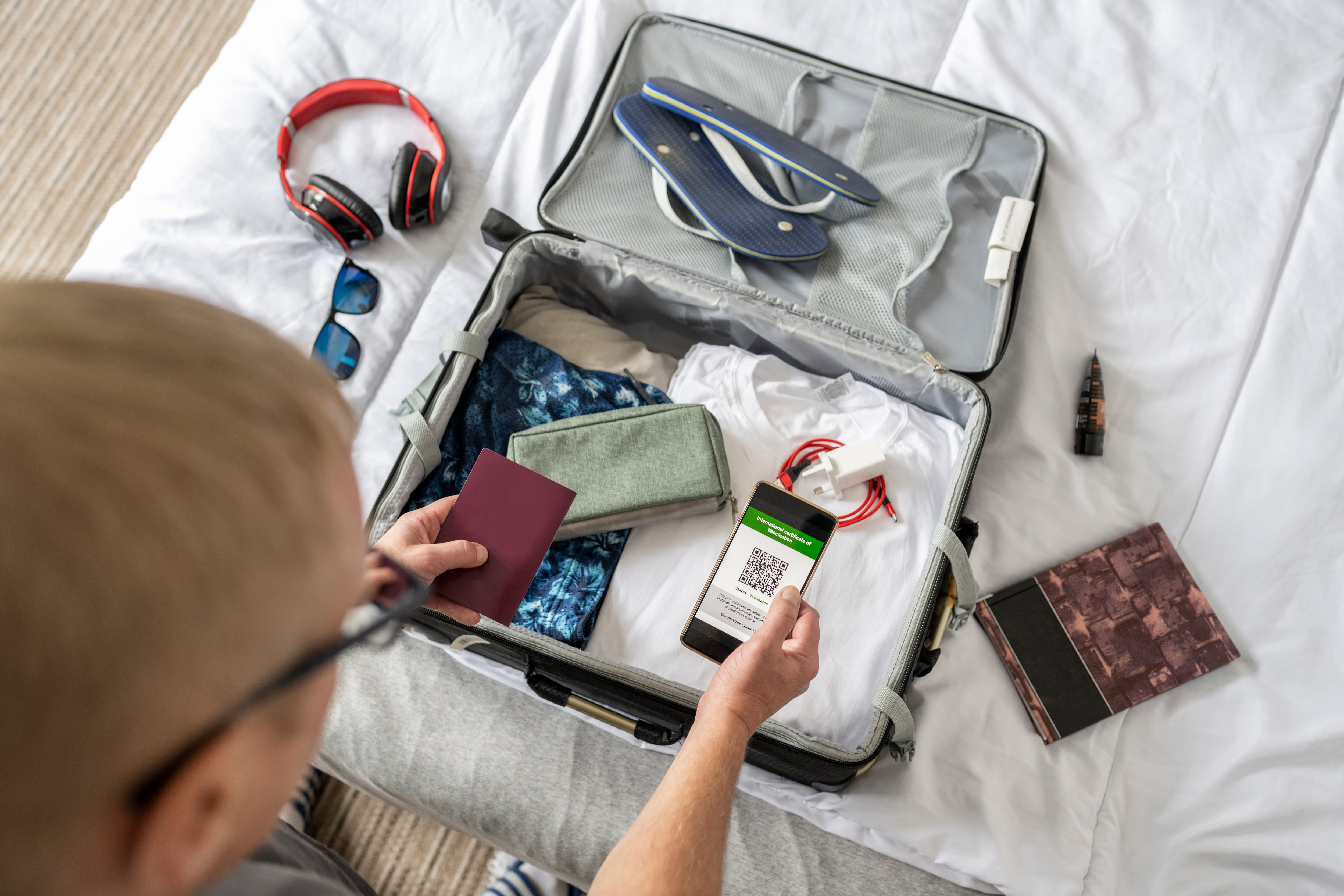 Viajero alistando su maleta