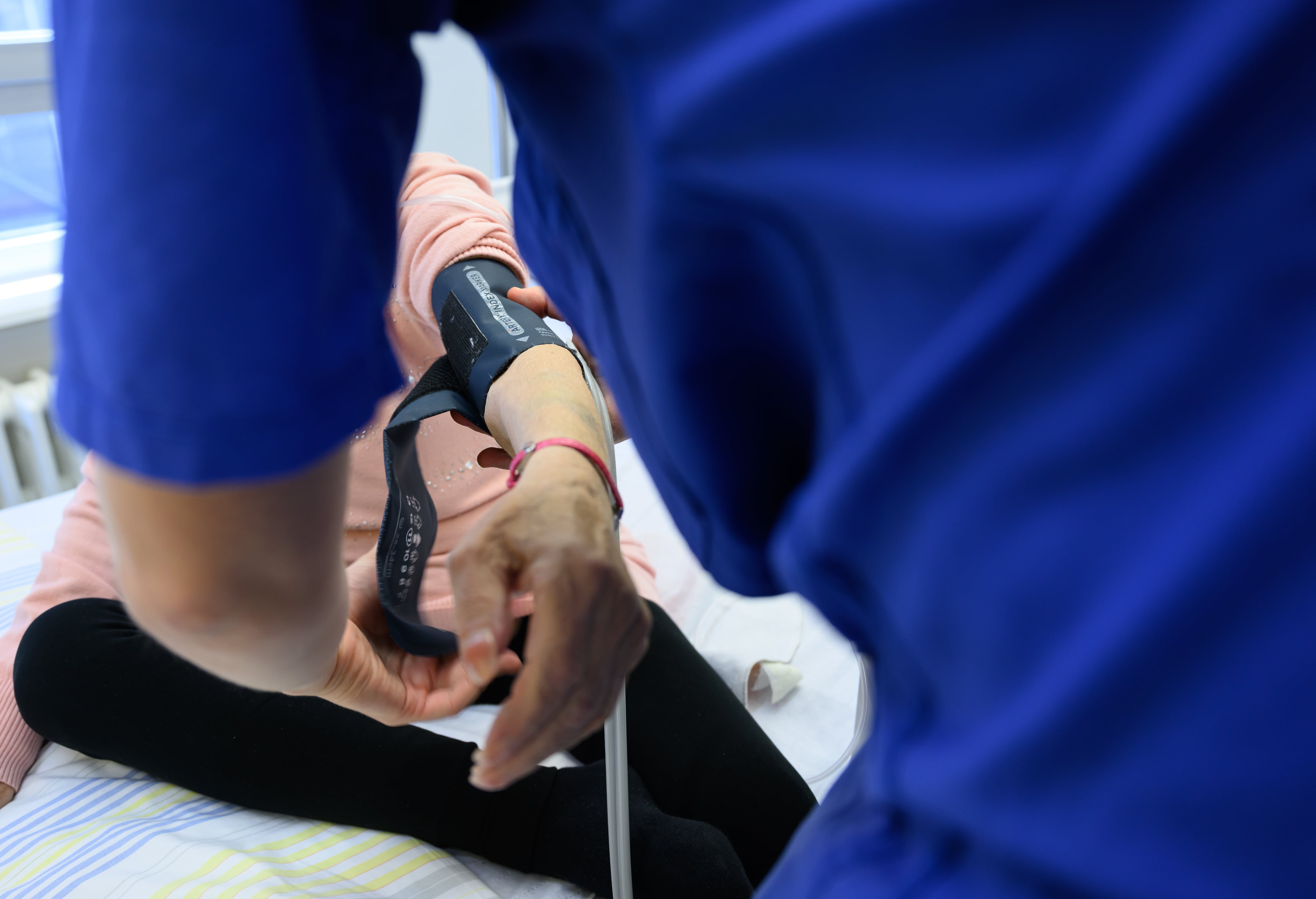 Es la persona encargada de dar respuesta a la problemática del día a día del paciente y asistir a enfermera o médicos en tareas cotidianas.