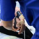 Es la persona encargada de dar respuesta a la problemática del día a día del paciente y asistir a enfermera o médicos en tareas cotidianas.