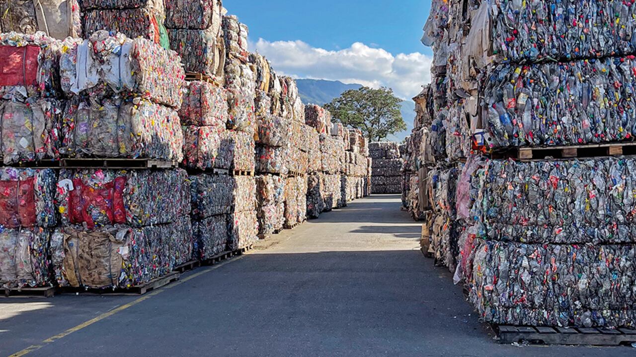 A las plantas de Enka llegan a diario 3 millones de botellas recicladas. Con una cuarta instalación duplicarán la cantidad.
