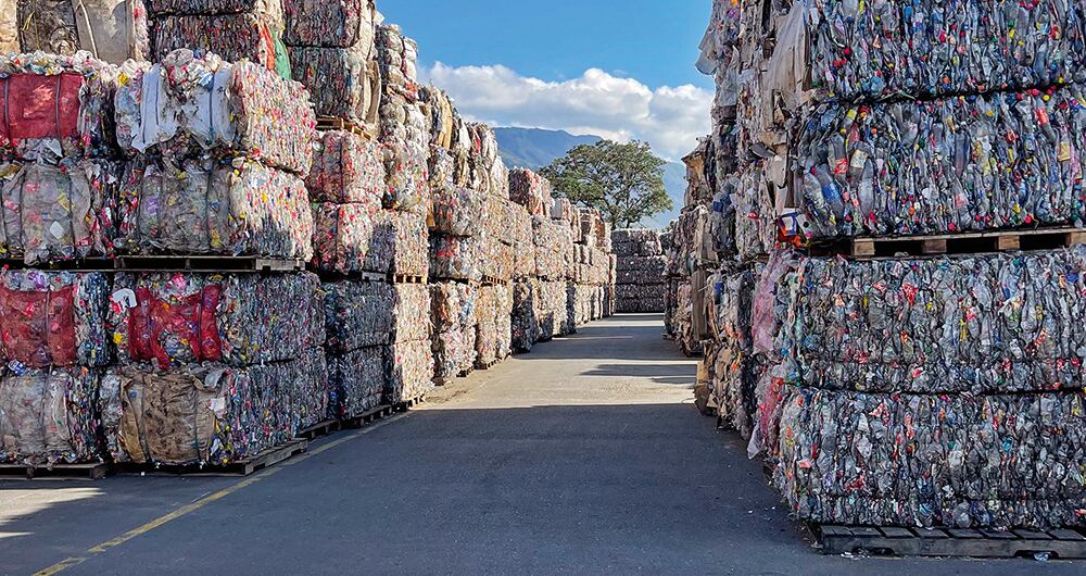  A las plantas de Enka llegan a diario 3 millones de botellas recicladas. Con una cuarta instalación duplicarán la cantidad.