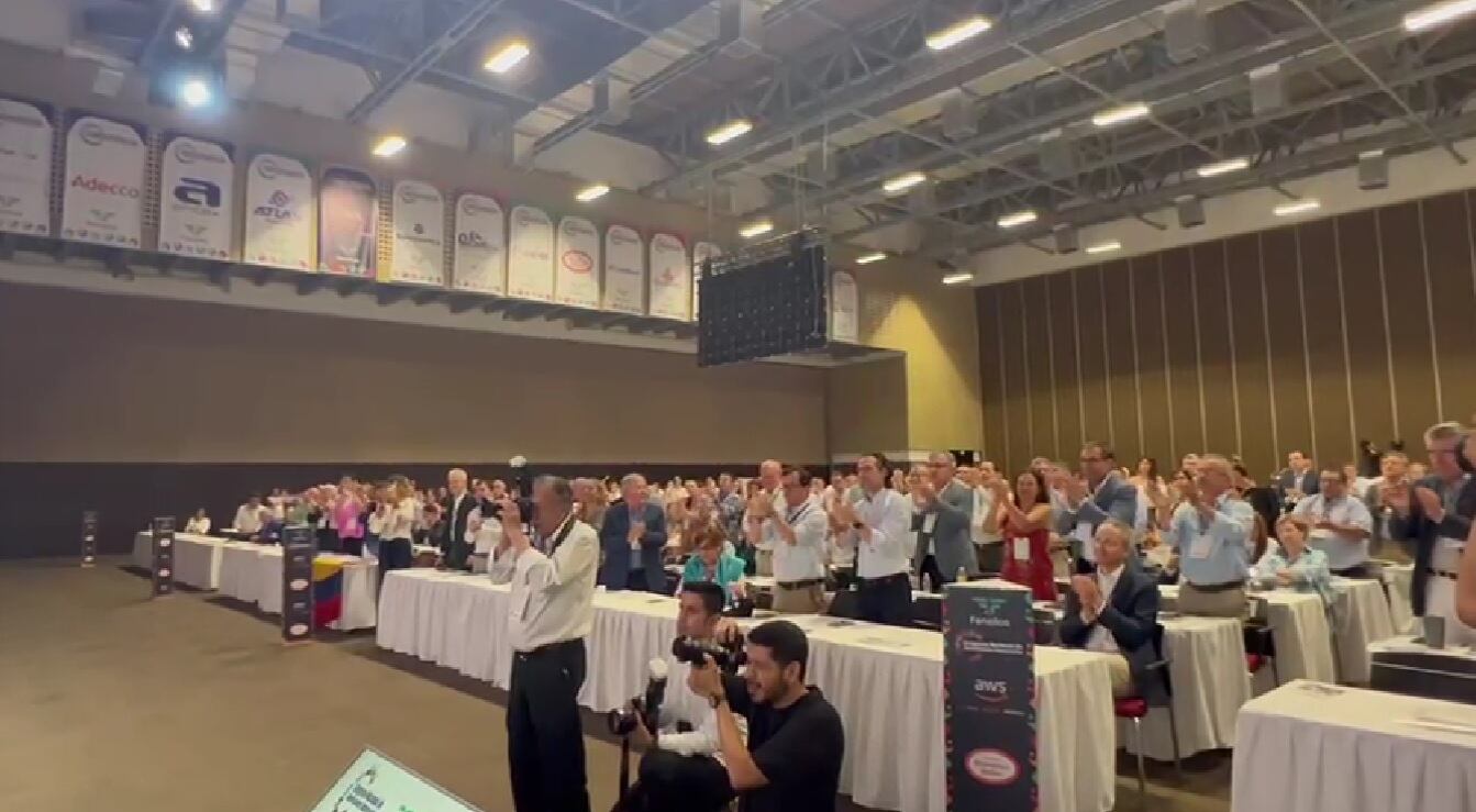 Así fue la ovación al fiscal Francisco Barbosa en Cali.