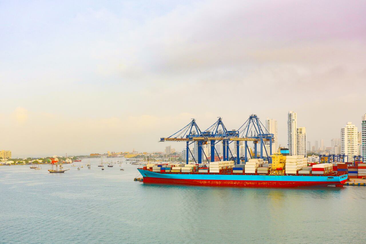 Contenedor de carga en el puerto de Cartagena, Colombia