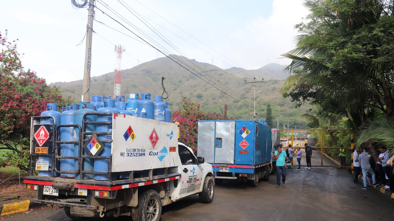Filas y largas esperas para llenar pipas de gas en losprincipales distribuidores de Yumbo Valle.
