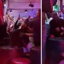 Este hombre lanzó varios billetes de $50.000 y $100.000.