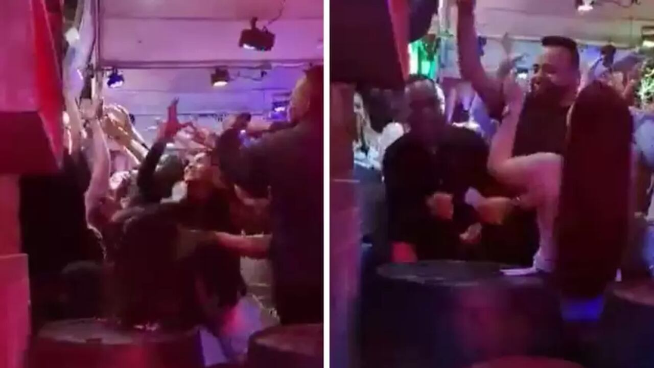 Este hombre lanzó varios billetes de $50.000 y $100.000.