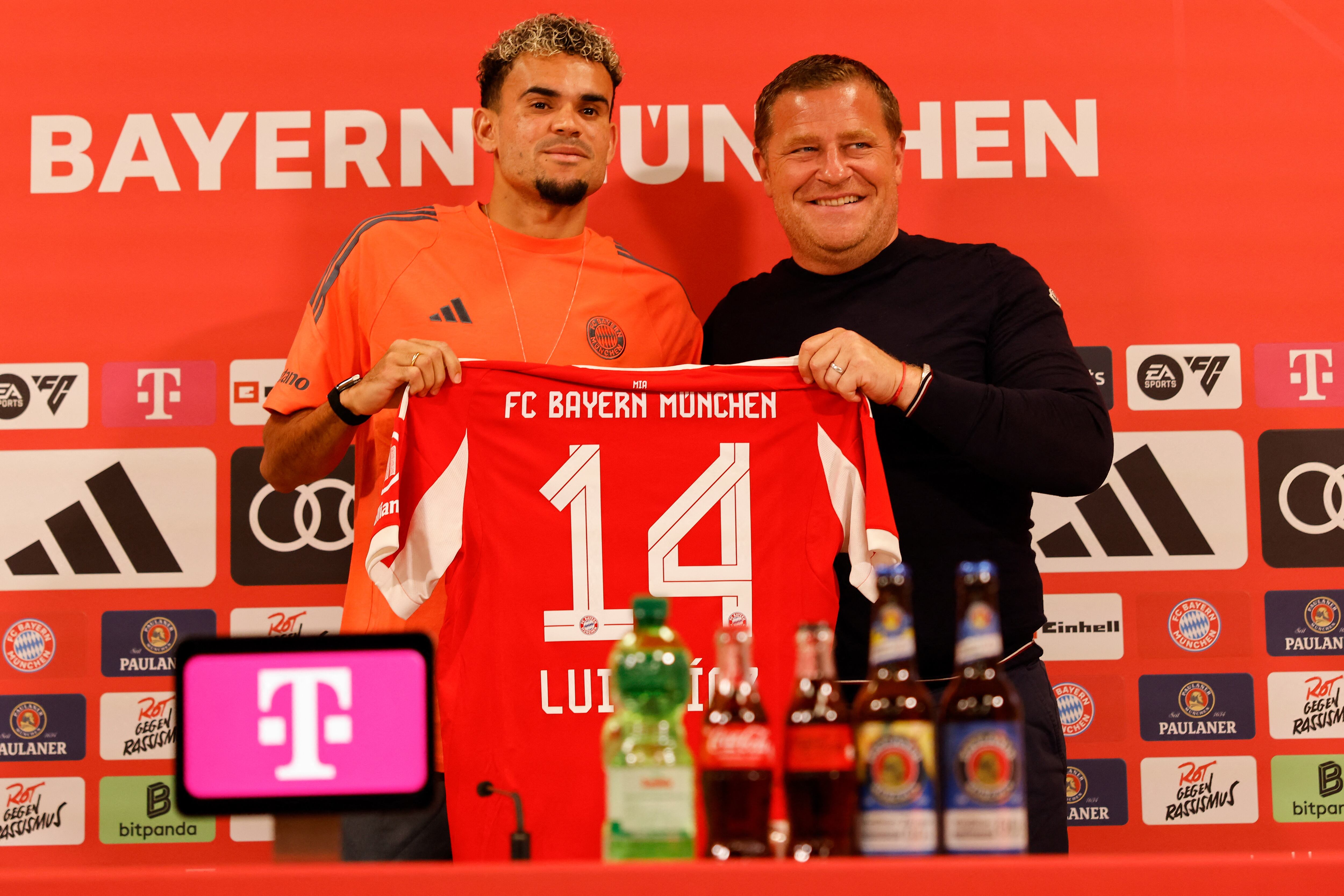 Luis Díaz en rueda de prensa en su presentación con el Bayern Múnich