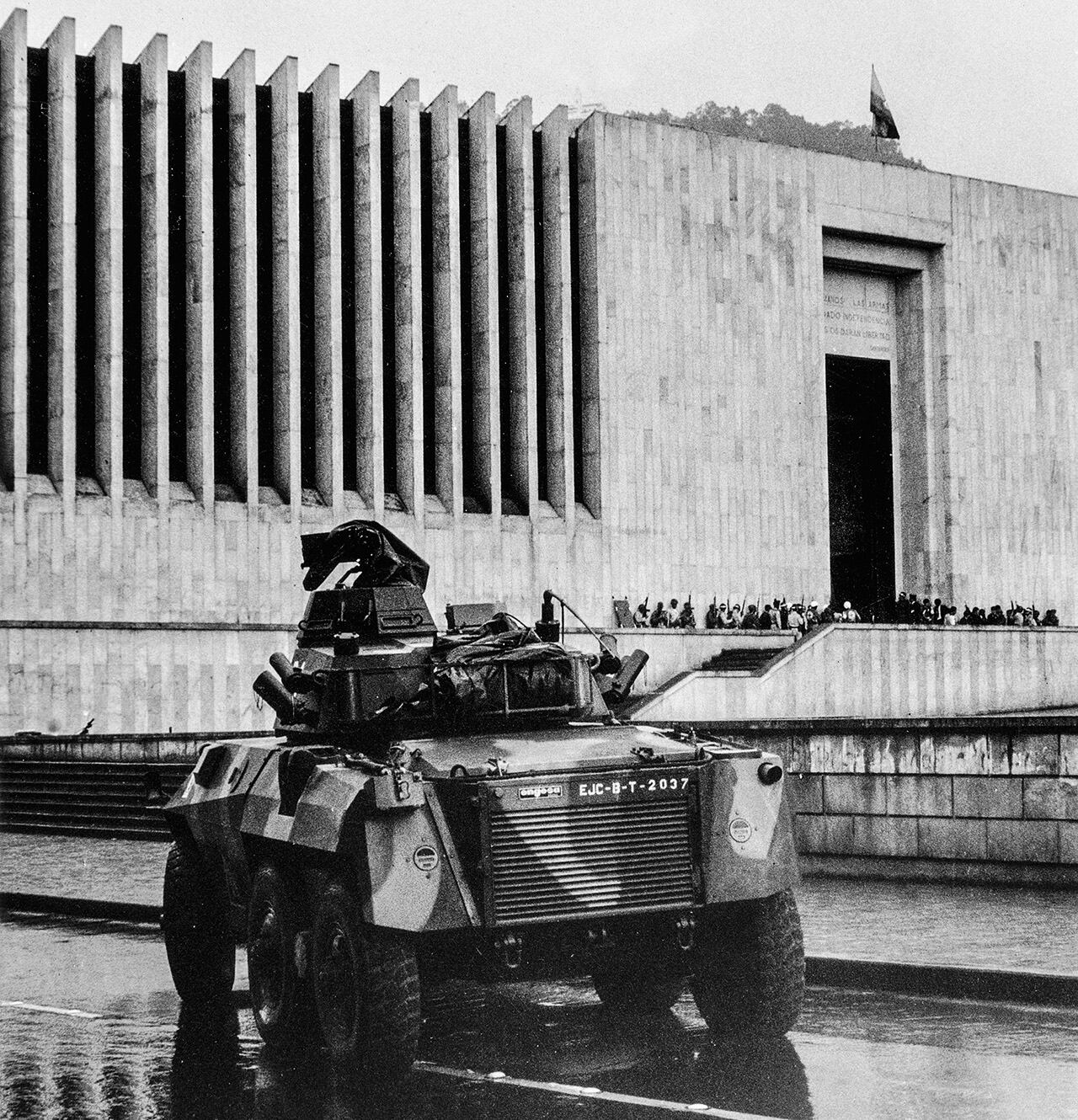 "Así se saldó la muerte de Reyes Echandía, con el famoso fuego cruzado, el famoso uso excesivo de la fuerza que mi investigación derrumba definitivamente", explica el antropólogo.