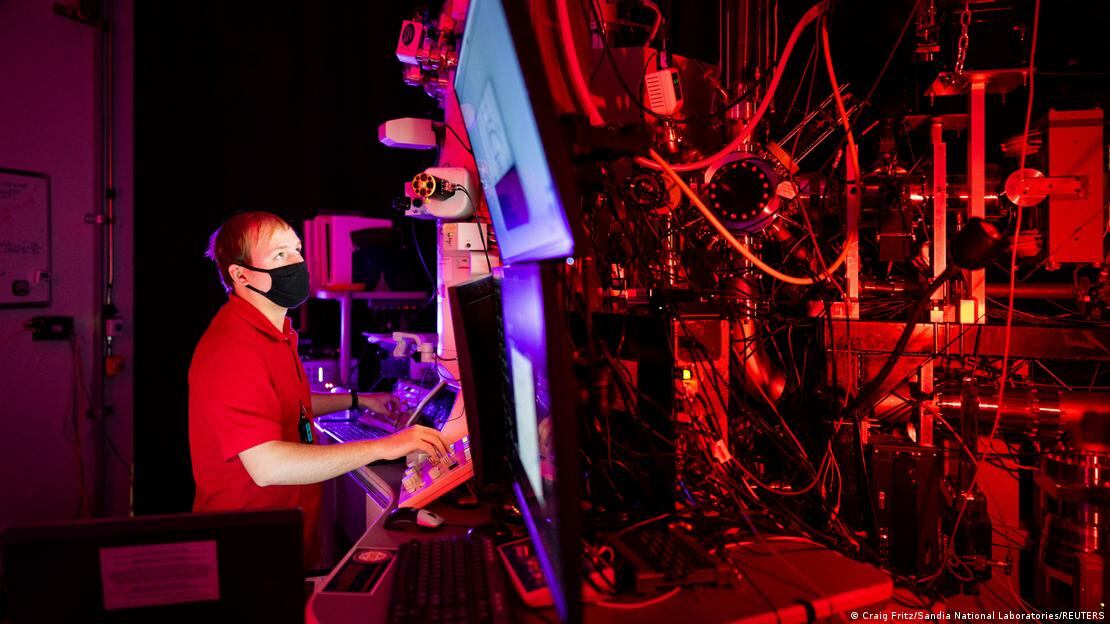 Ryan Schoell, de los Laboratorios Nacionales Sandia del gobierno estadounidense en Nuevo México, estudia la 'soldadura en frío'