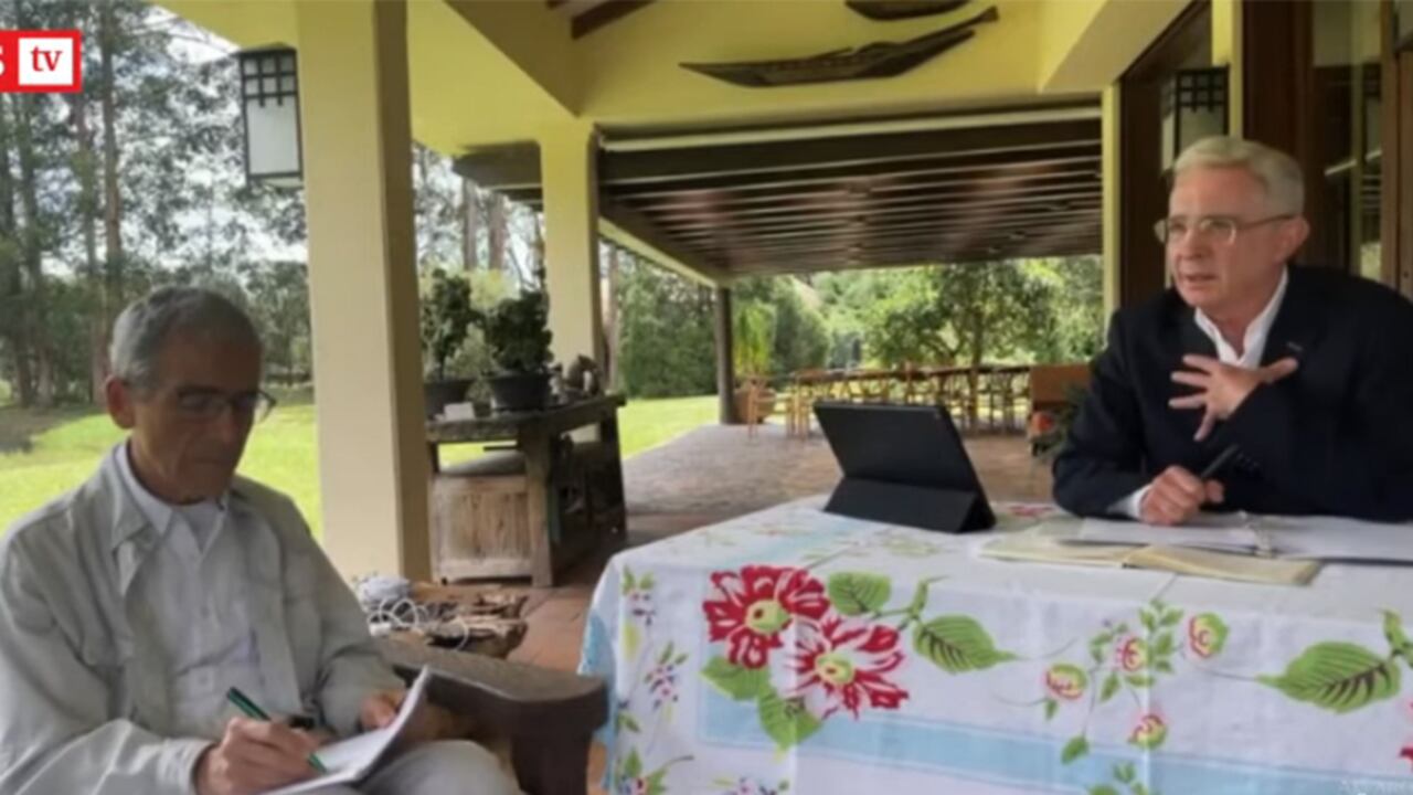 Izquierda: Padre Francisco de Roux. Derecha: Álvaro Uribe Vélez.