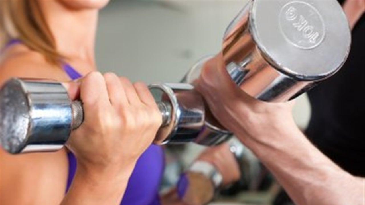 Para aumentar los músculos se deben utilizar pesas livianas, según el peso que cada persona soporte.