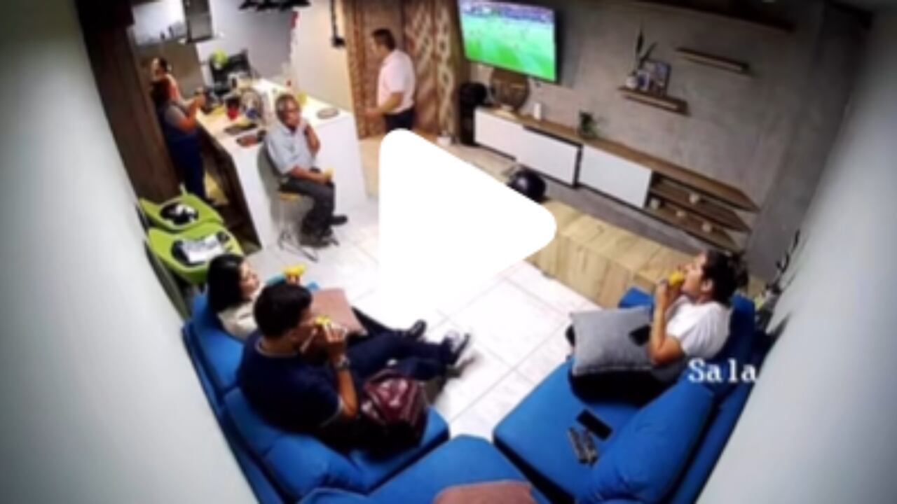 La mujer mostró el momento en el que la empanada explotó.