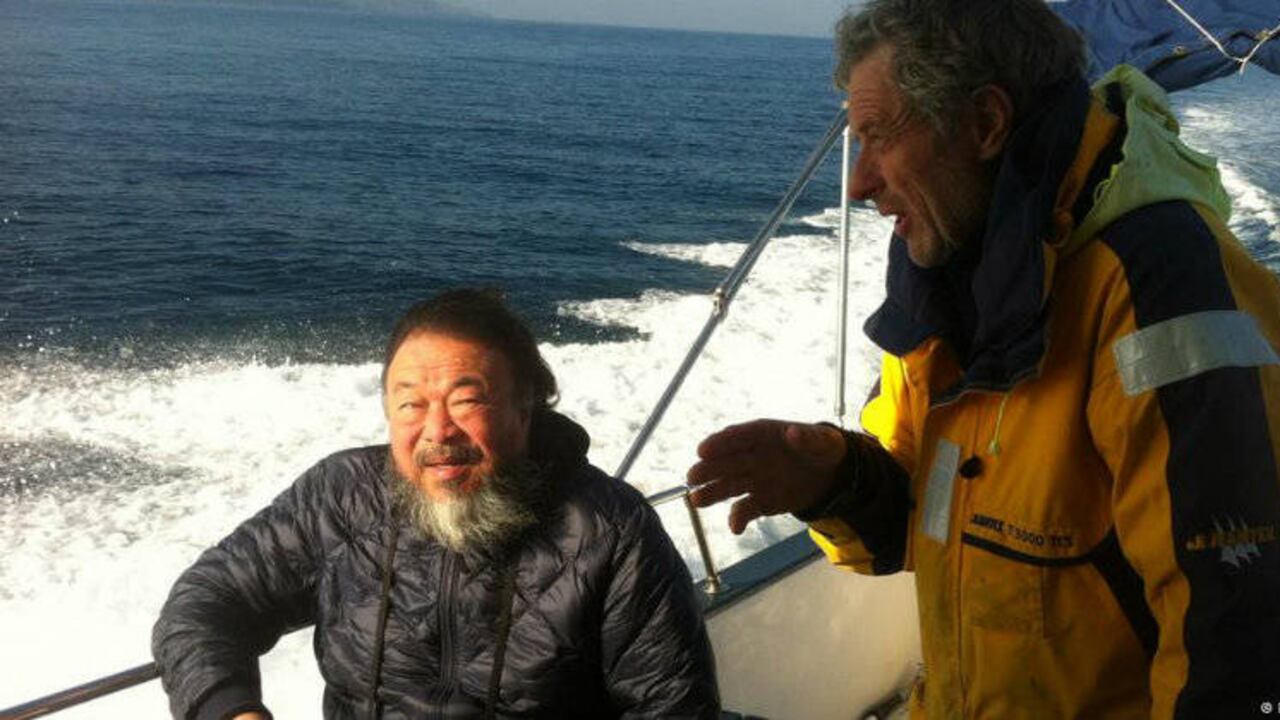 Ai Weiwei en camino a Lesbos, uno de los lugares con mayor crisis de refugiados de Europa. DW. Foto: DW.