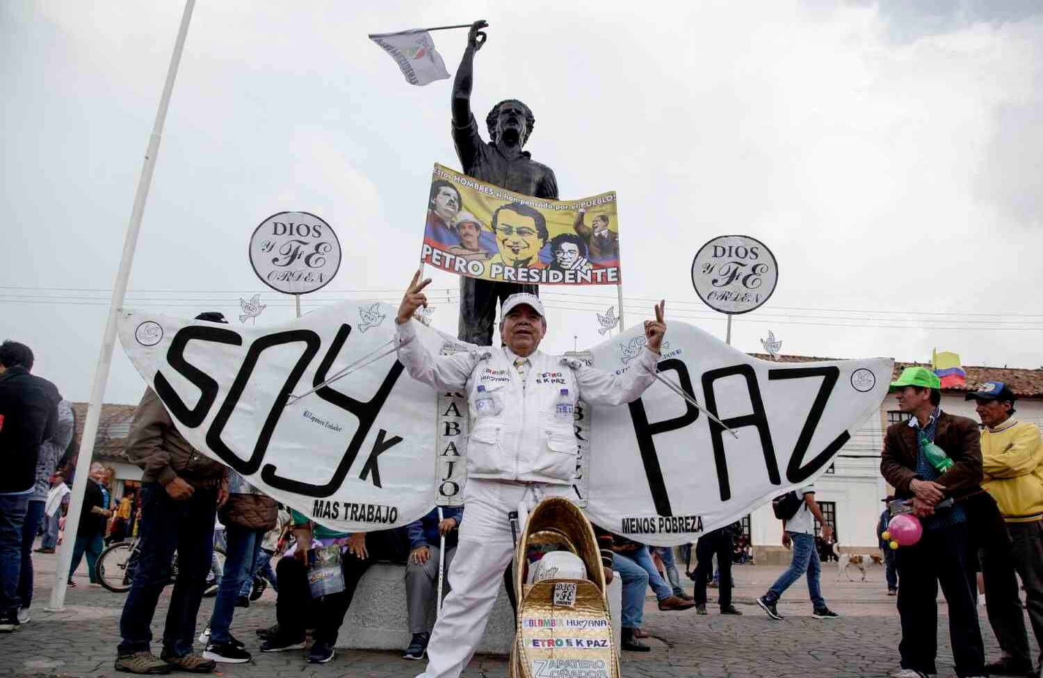 La gente llegó a la plaza central de Soacha desde el medio día del domingo. Foto: Diana Rey Melo