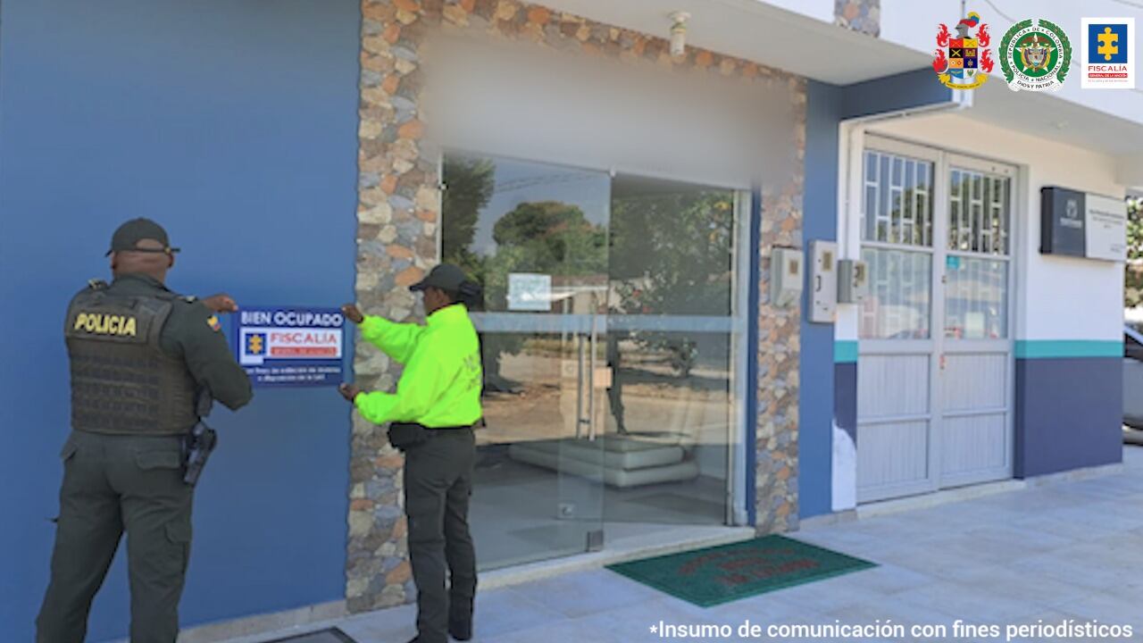 Géner García Molina, alias Jhon 40, se quedó sin nada. En total, fueron diez inmuebles rurales, tres urbanos y un establecimiento de comercio los que fueron ocupadas con fines de extinción de dominio por medio de un operativo coordinado entre la Fiscalía y la Dijín de la Policía Nacional. Además, le incautaron 2.153 reses.