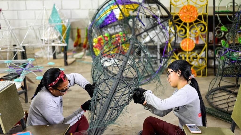 Creación de los adornos que se instalarán en calles de Cartagena.