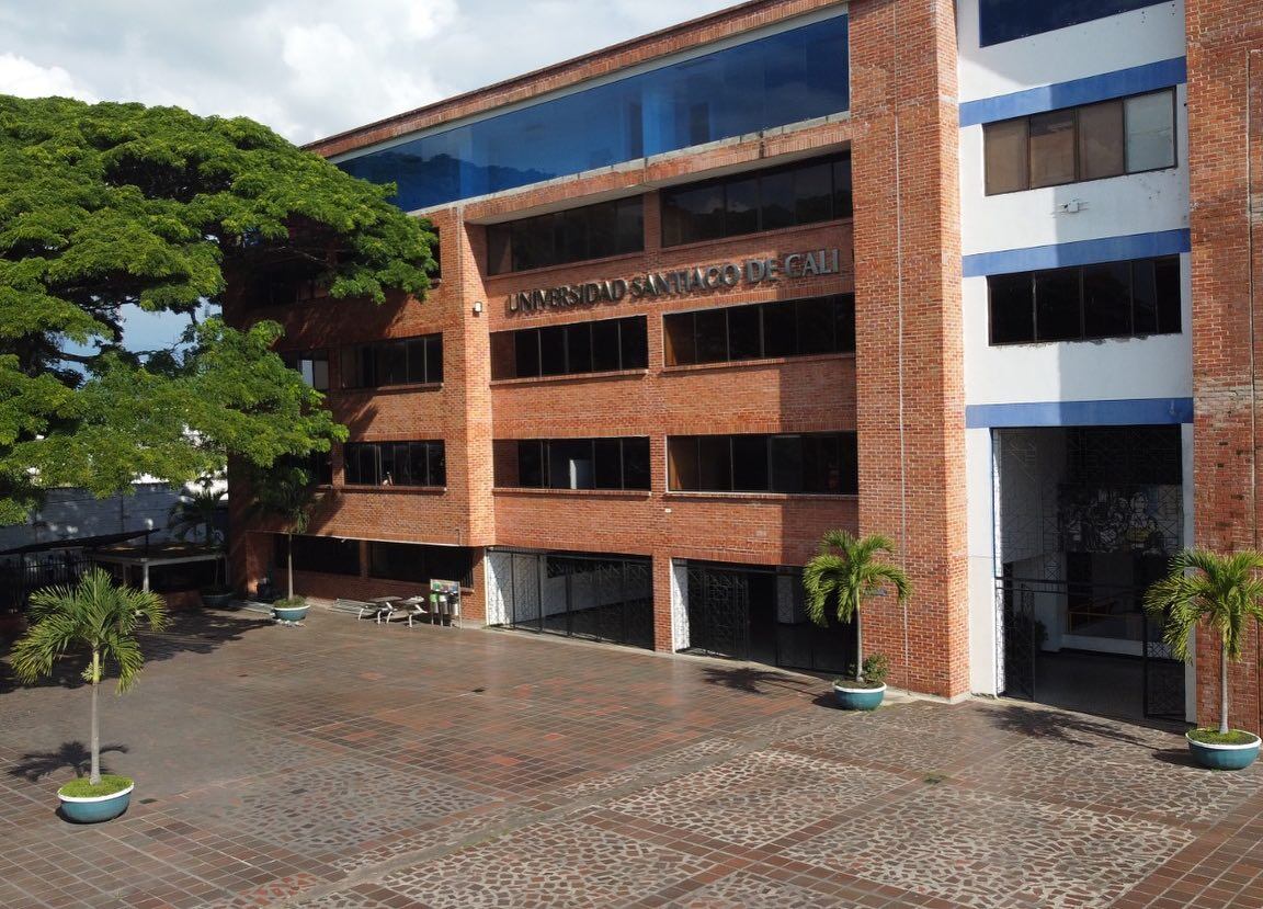 La universidad ofrece más de 100 programas de educación superior.