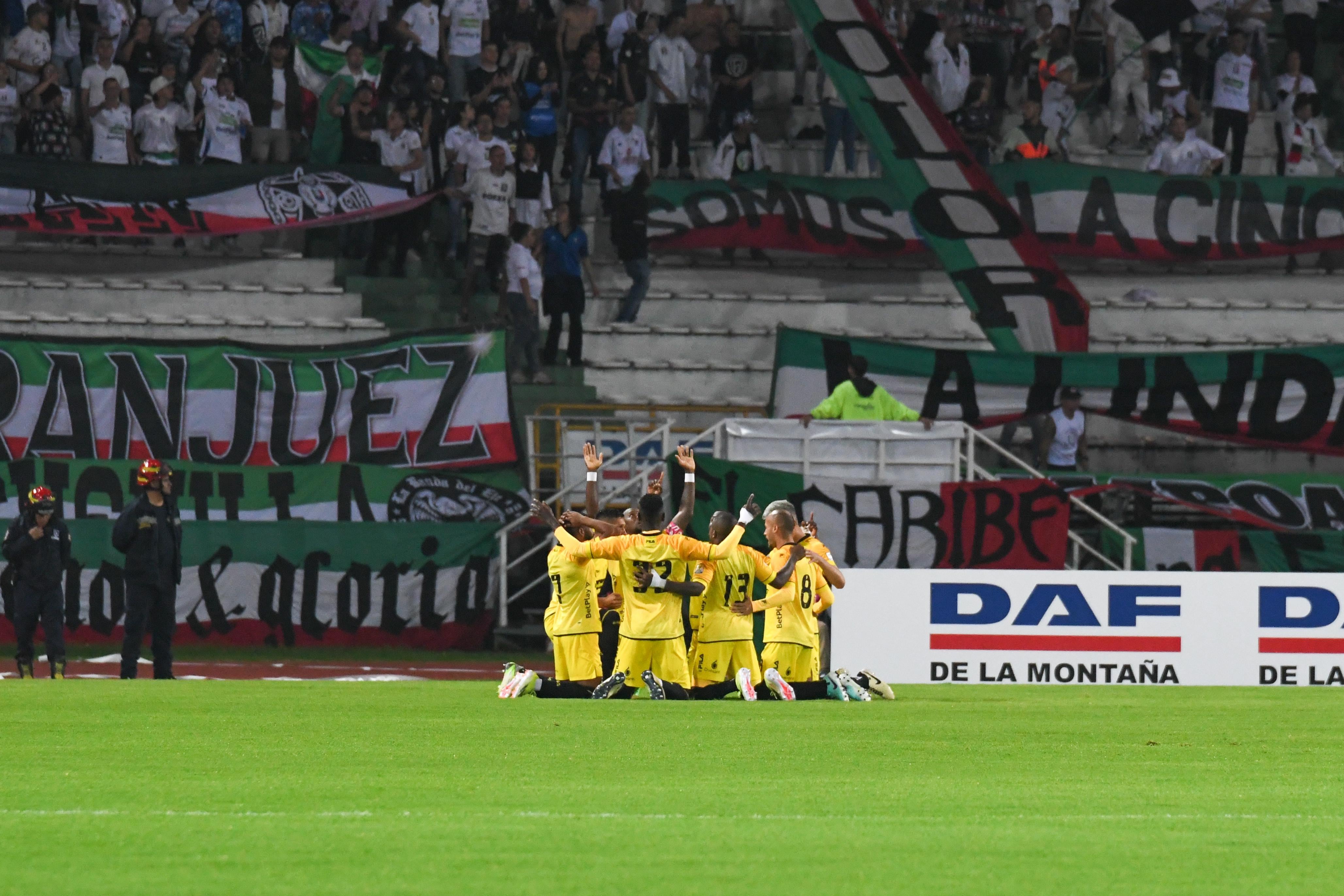 Santa Fe celebrando su gol ante Once Caldas en el estadio Palogrande de Manizales