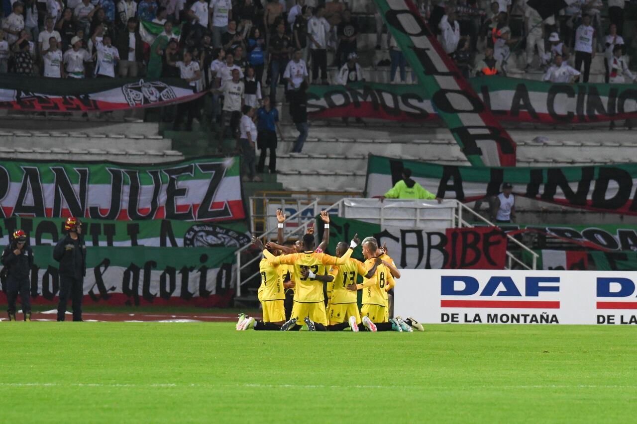 Santa Fe celebrando su gol ante Once Caldas en el estadio Palogrande de Manizales