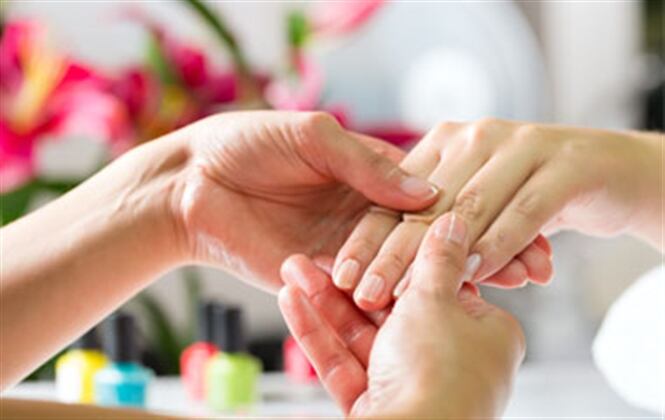 Las uñas pueden fortalecerse con el uso de algunos aceites como el de coso y de ricino. Foto: Pantherstock