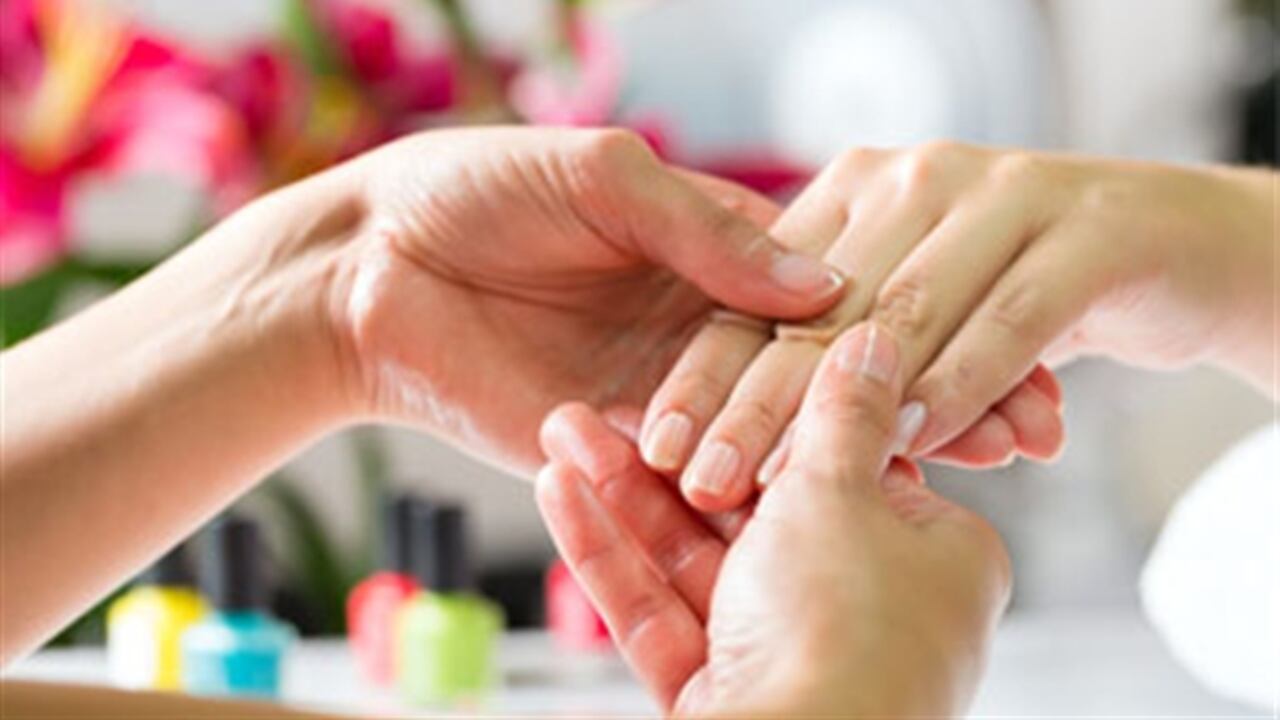 El color amarillo en las uñas se puede quitar con el uso de remedios caseros como el limón.