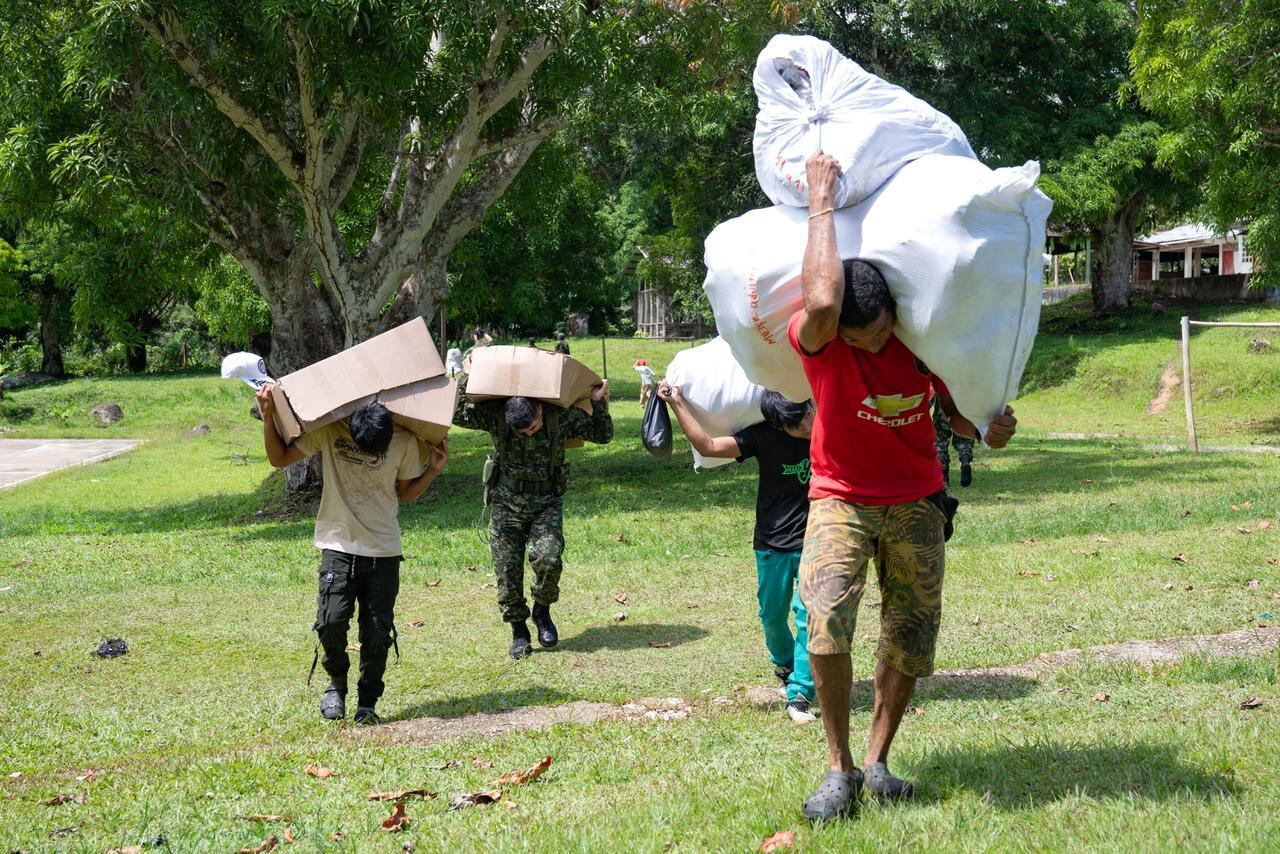 Más de 3.000 regalos para niños y adultos, llegaron desde Bogotá hasta el Araracuara, una población, en su mayoría indígena, para celebrarle la Navidad.